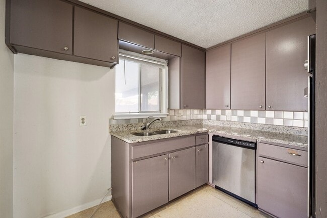 Building Photo - 4913 Westlake Dr
