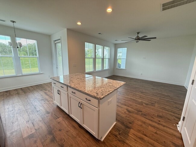 Building Photo - 3 Bedroom 2.5 Bath House in Hawthorne Land...