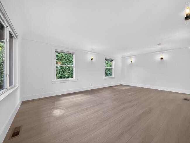 Building Photo - 13337 30th Ave NE