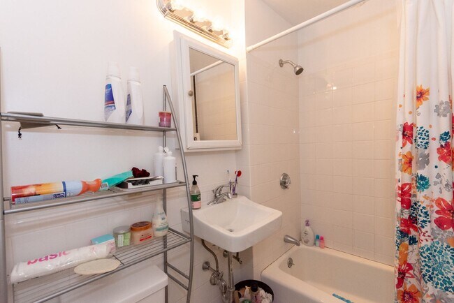 Building Photo - NO BROKER FEE!!!   4 bed/2 bath in Allston with updated kitchen ~ HT/HW included