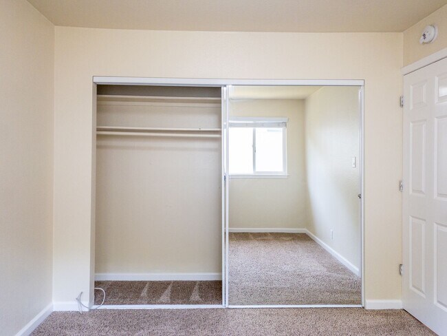 Building Photo - 2BD 1BA Recently Renovated Unit! Parking! ...