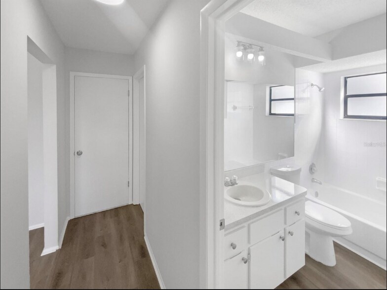 Building Photo - 7846 Cayuga Dr