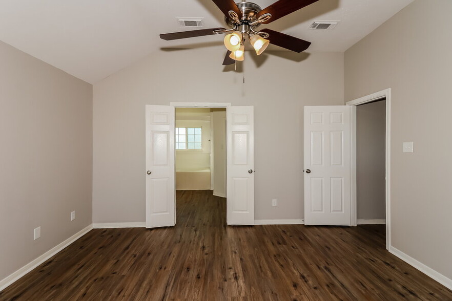 Building Photo - 2406 Glenholly Park Dr