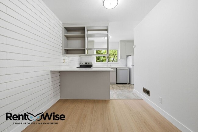 Building Photo - 569 Addison Ave