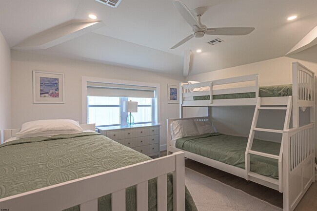 Building Photo - 26 S Rosborough Ave