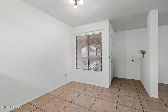 Building Photo - 5751 N Kolb Rd