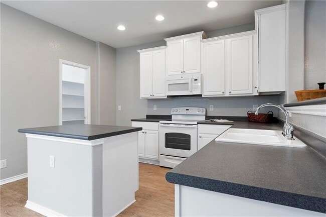 Building Photo - 534 Apricot Dr