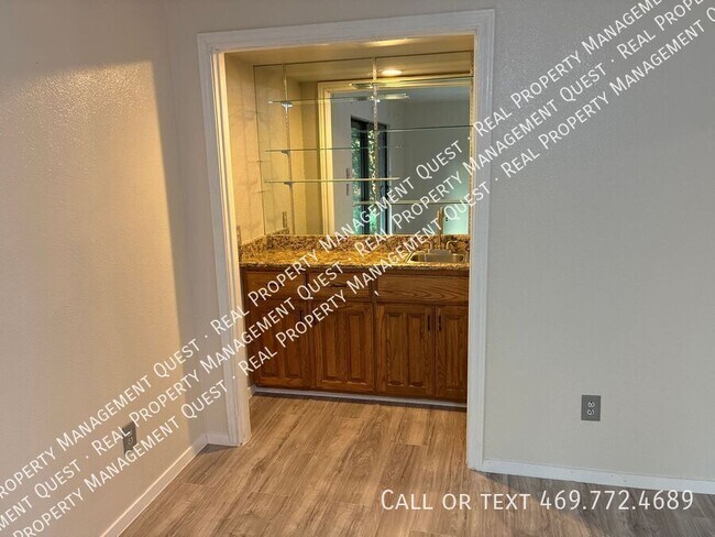 Building Photo - 410 Peacock Cir