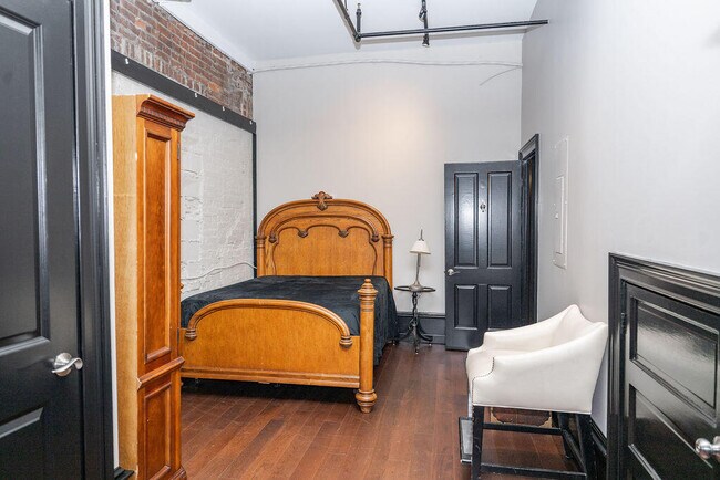 Building Photo - 275 S Limestone