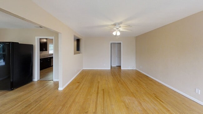 Building Photo - 6BD/3BA on College Ave!