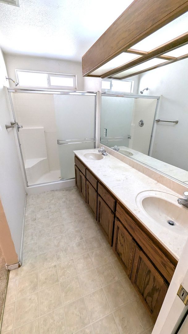 Building Photo - Beautiful Westside 3 Bedroom 2 Bath Home