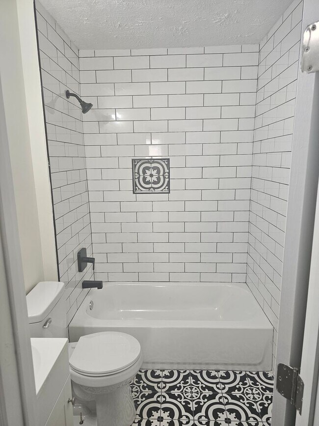 Building Photo - Totally remodeled 2BR