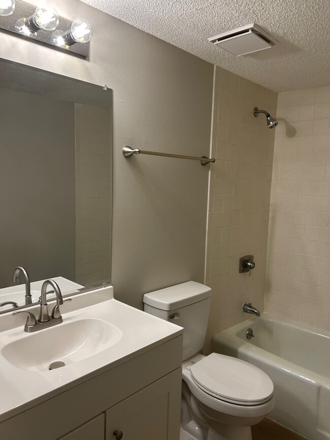 Building Photo - 559 Fairways Cir