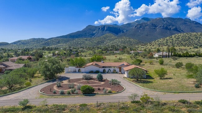 Building Photo - Mountain Views