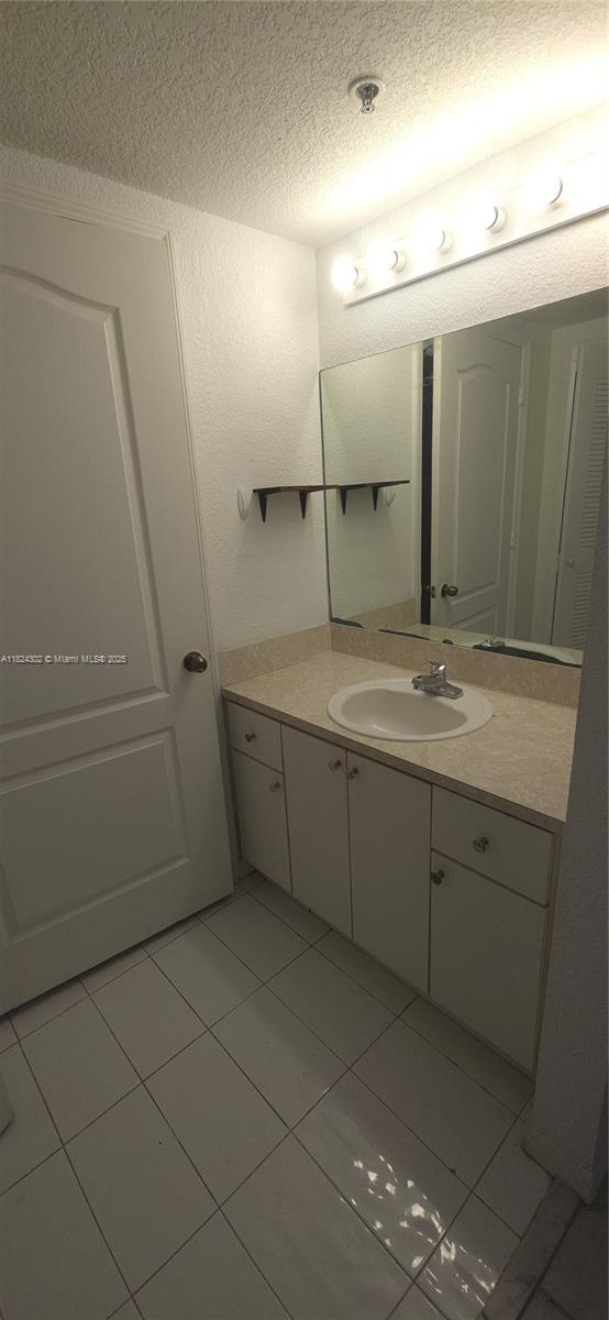 Building Photo - 9300 Fontainebleau Blvd