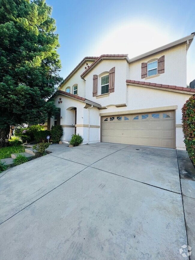 Building Photo - Spacious 4 bedroom 2.5 Bathroom Gold River...