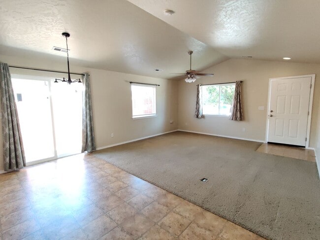 Building Photo - West Kennewick Location Close to Freeway A...