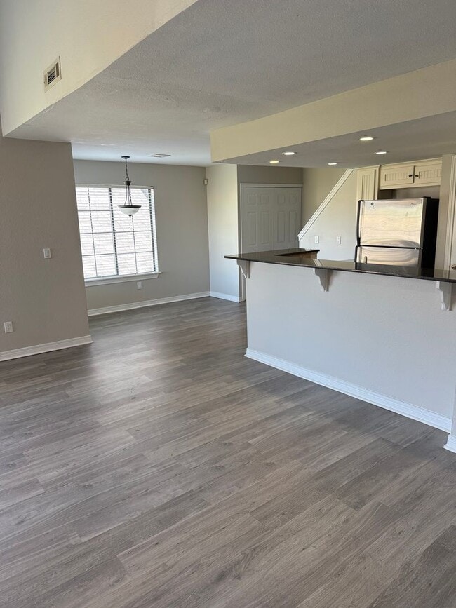 Building Photo - 3 Bed 3 Bath Move in Ready Newly Renovated