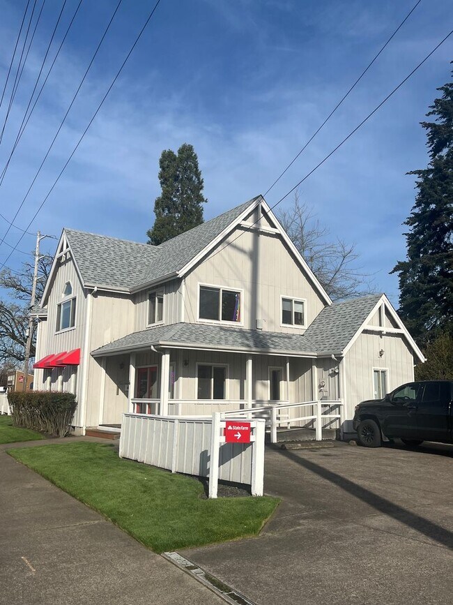 Building Photo - 2-Bedroom 1-Bathroom Apartment  W/ utiliti...
