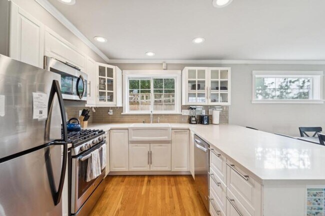 Building Photo - 3 bedroom in Seattle WA 98112