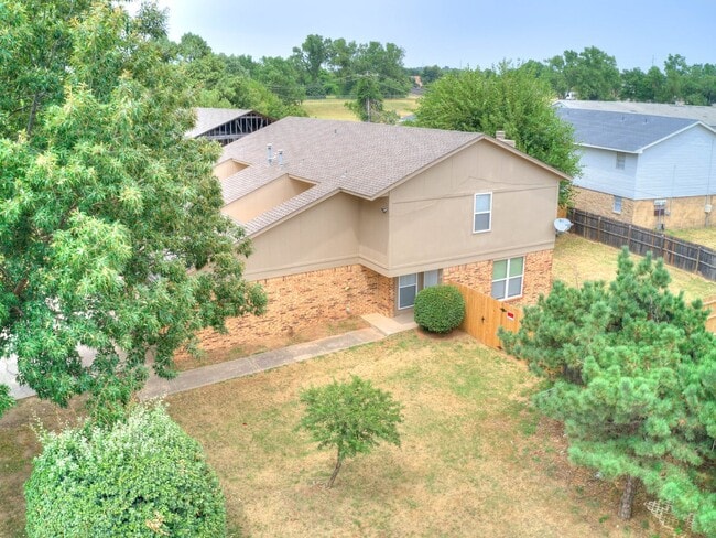 Building Photo - Just remodeled Duplex Home