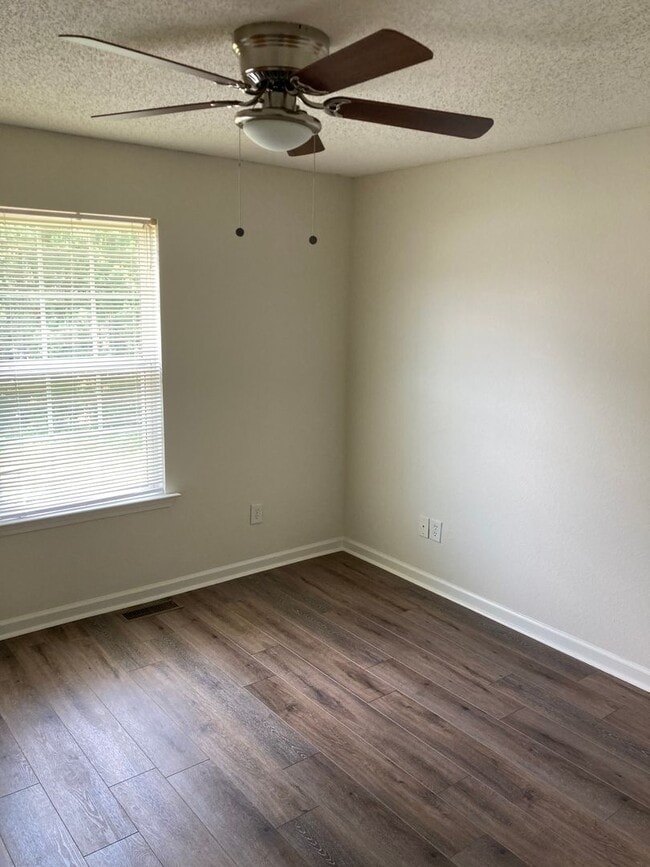 Building Photo - Updated 3/2.5 Townhouse in Armuchee- $1,350