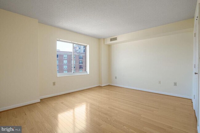 Building Photo - 2121 Jamieson Ave