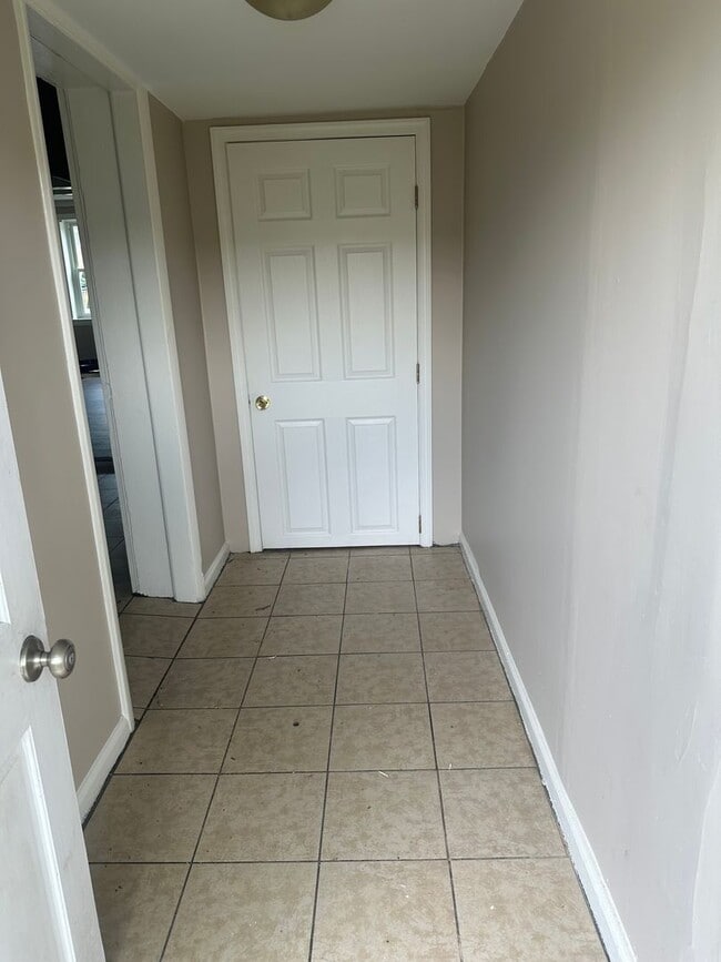 Building Photo - Single Family House located on North Locus...