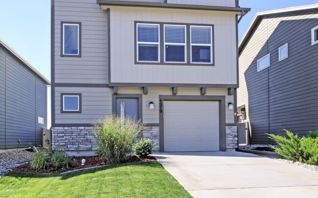 Building Photo - Bright & Open 3-Bed | Great Yard + Mountai...