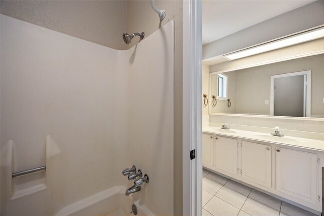 Building Photo - 2331 Ridgemont Dr