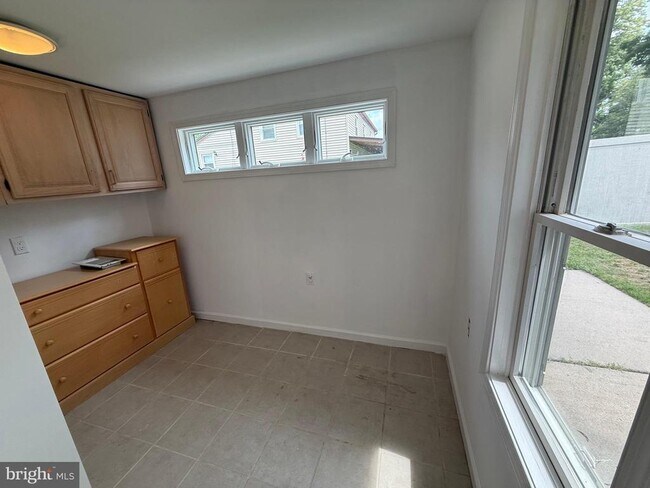 Building Photo - 417 Greenview Dr