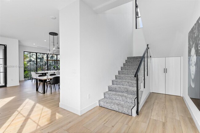 Building Photo - 895 NE 76th St