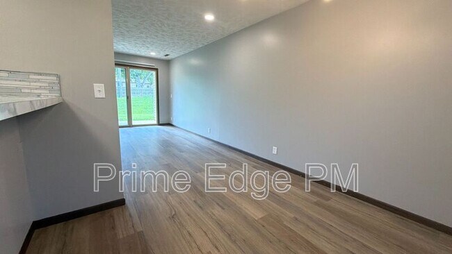 Building Photo - 6235 Holdrege-D5