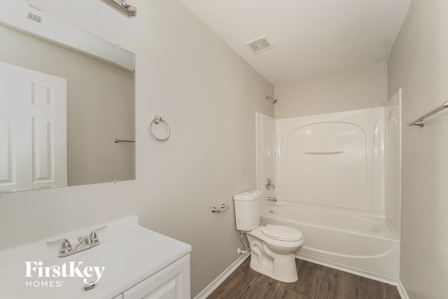Building Photo - 4031 Larkhaven Village Dr