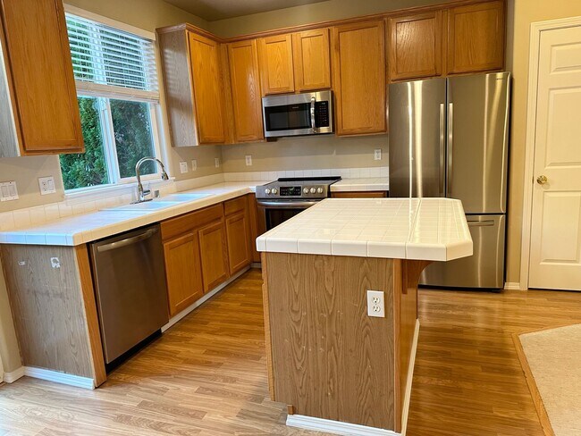 Building Photo - Beautiful 3 Bedroom Townhouse in West Linn!