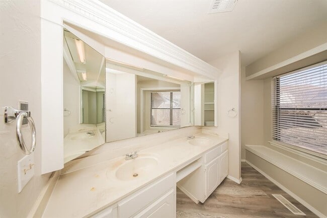 Building Photo - 11901 Blue Moon Ave