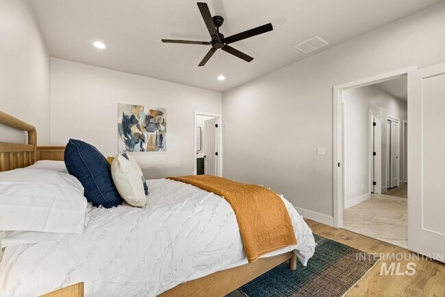 Building Photo - 10494 W Shields Ave