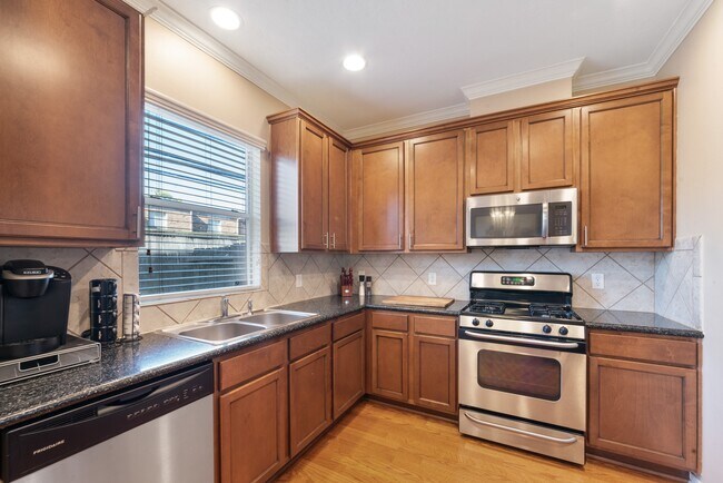 Building Photo - 6222 Skyline Dr