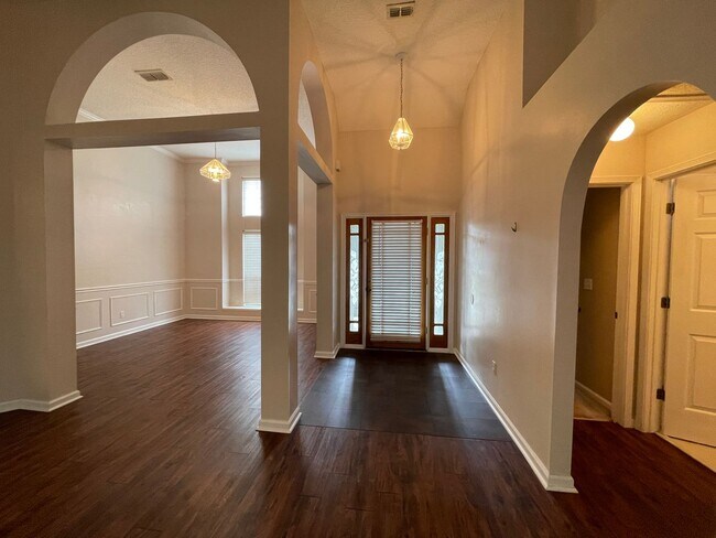 Building Photo - **COMING SOON** Large Three bedroom in Orange Park