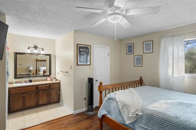 Building Photo - 6492 Hart Ln