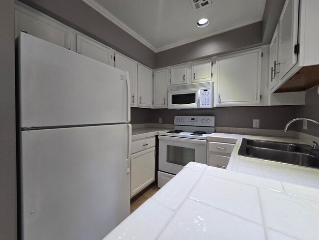 Building Photo - Charming 2-Bedroom Condo in Gated Communit...