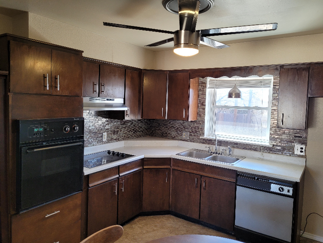 Building Photo - 116 W Glenhaven Dr