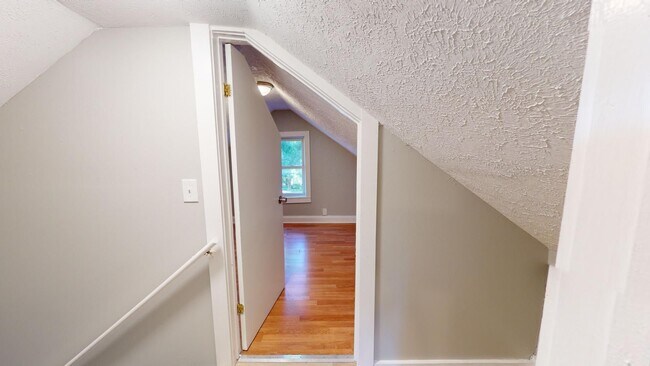 Building Photo - Clark / Fulton - 3 Bedrooms - 1 Bath - Sin...