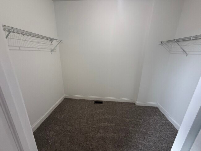 Building Photo - 7006 W Medill Ave