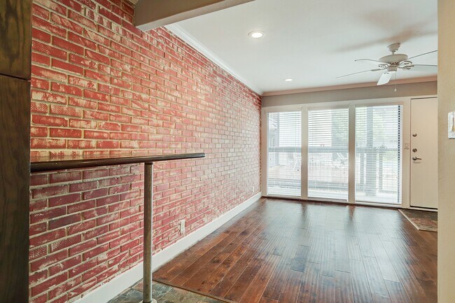 Building Photo - 1501 Hyde Park Blvd