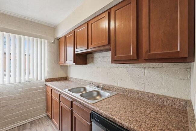 Building Photo - 2520 E Cameron Vista