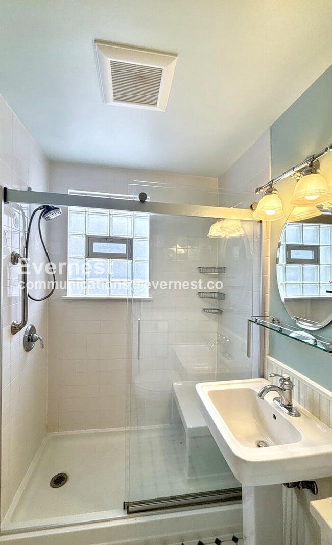 Building Photo - 887 W 10th Ave