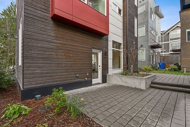 Building Photo - Judkin Parks Townhome