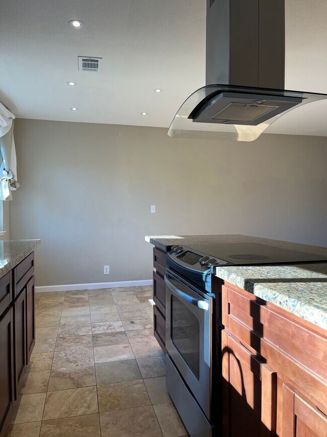 Building Photo - Updated Upstairs Condo Near Oakridge Mall with Parking & Central A/C!