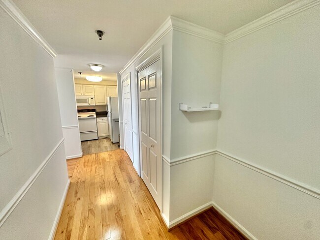 Building Photo - Fantastic 1 Bedroom with Den/Office/Additi...